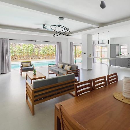 Spacious 4 Bedrooms Villa With Infinity Pool Grand Baie Exterior photo